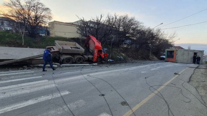 В Анапе грузовик столкнулся с 6 машинами, врезался в столб и дерево и «уронил» на дорогу строительный блок