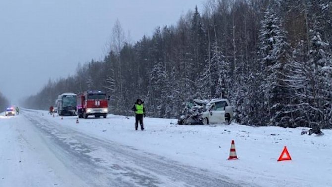 В Свердловской области столкнулись внедорожник и автобус, один человек погиб, пятеро доставлены в больницу