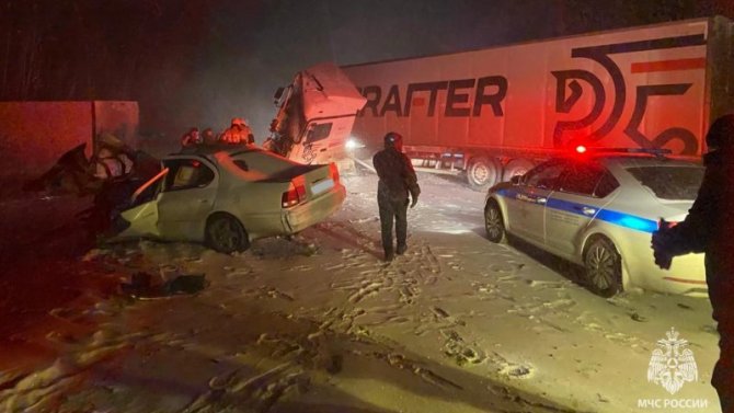 В ДТП с участием двух грузовых машин и «Тойоты» в Новосибирской области пострадали два человека