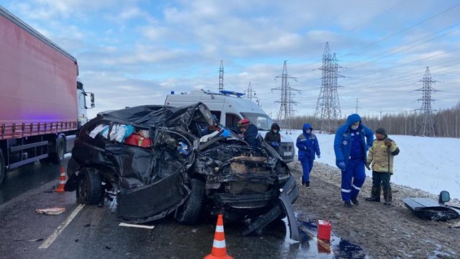 Внедорожник и фура столкнулись на трассе в Тюменской области, один водитель погиб, второй в больнице