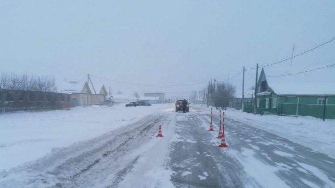 Школьница попала под колеса автомобиля в Омской области