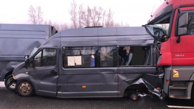 В ДТП с участием микроавтобуса и грузовика в Смоленской области погибли 2 человека, 6 пострадали