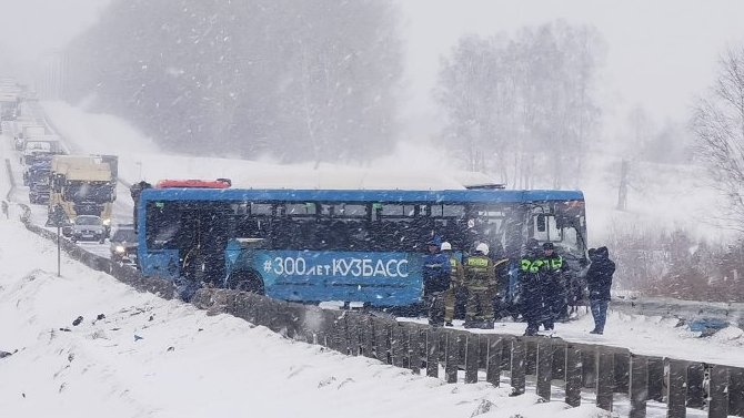 В Кемеровской области в ДТП с участием пассажирского автобуса погибли 5 человек