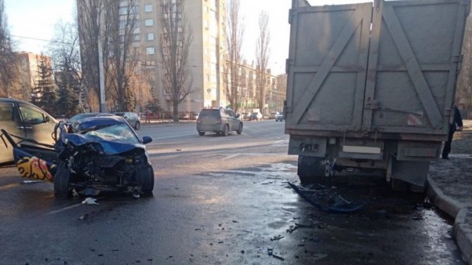 В Воронеже иномарка врезалась в припаркованный КамАЗ, пострадали два человека