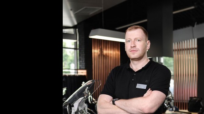 О том, как хранить мотоциклы зимой, и вообще о тонкостях «немотоциклетного» сезона рассказал Яков Куликов, начальник участка сервиса мотоциклов АВТОДОМ BMW MOTORRAD Зорге