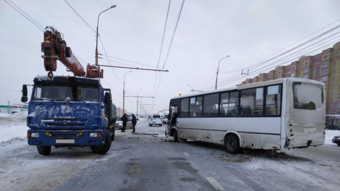 На выезде из Йошкар-Олы столкнулись КамАЗ и автобус, есть пострадавшие