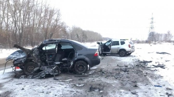 Две иномарки столкнулись на трассе в Омской области, один человек погиб, двое пострадали