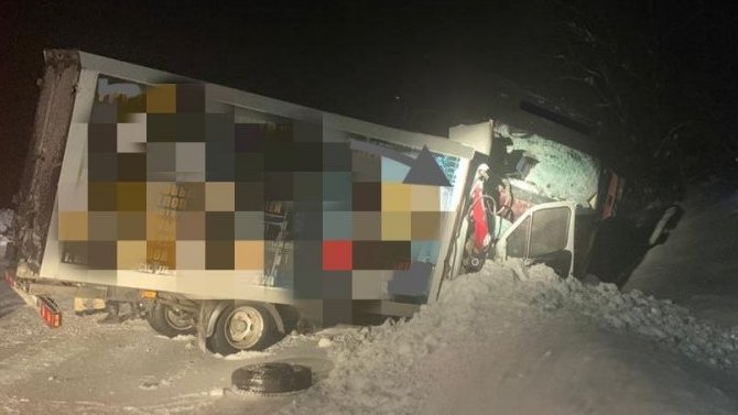 Два грузовика столкнулись под Новосибирском, один из водителей погиб