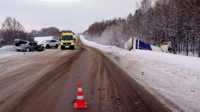 В Томской области «Ниссан» столкнулся с грузовиком, пострадали автомобилистка и ее пассажир