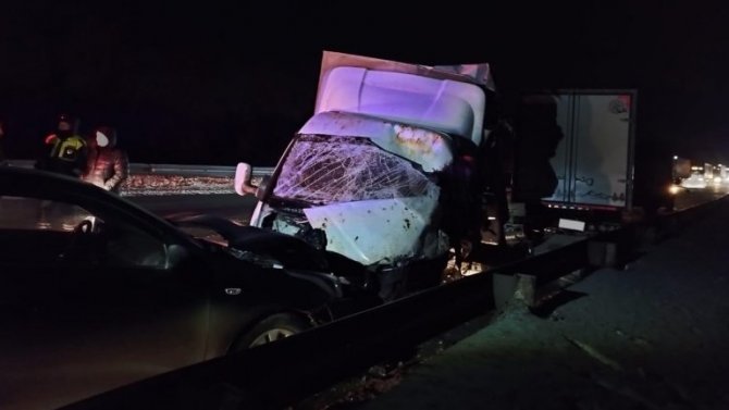 В массовом ДТП на трассе в Самарской области погиб водитель грузовика, еще два человека пострадали