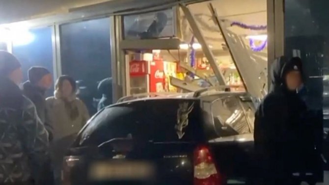 В Рязани нетрезвый водитель на иномарке протаранил торговый павильон