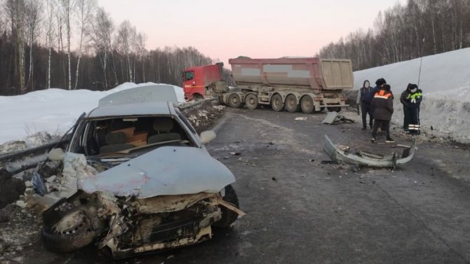 Иномарка и КамАЗ столкнулись на трассе «Урал» в Челябинской области