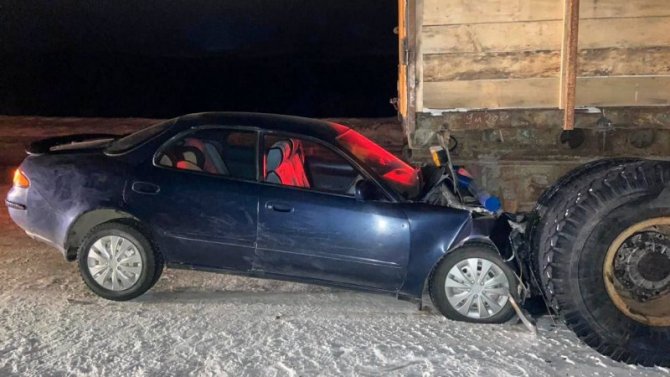 На трассе в Магаданской области легковушка врезалась в припаркованный КамАЗ, пострадала автомобилистка