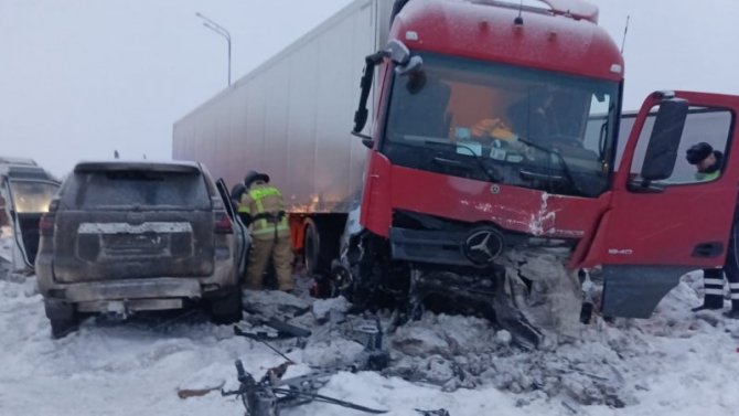 В Татарстане внедорожник столкнулся с грузовиком, два человека погибли, один серьезно пострадал