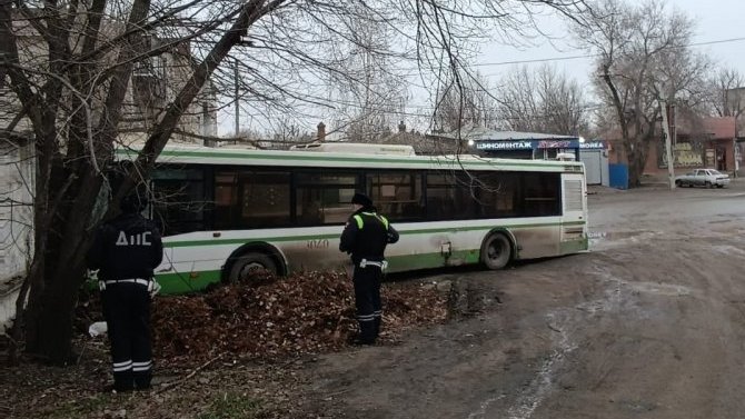 В Ростовской области пассажирский автобус врезался в дерево, пострадали 13 человек, из них 6 — дети
