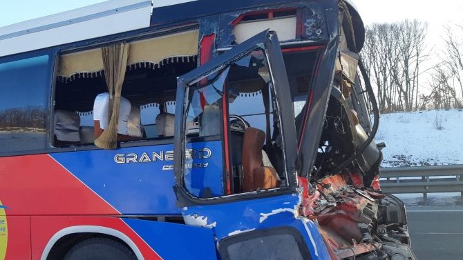 Водитель и 6 пассажиров пострадали в столкновении пассажирского автобуса и грузовика в Приморье