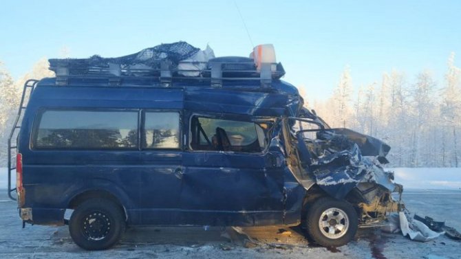 В Якутии микроавтобус столкнулся с большегрузом, пострадали 9 пассажиров, водитель погиб