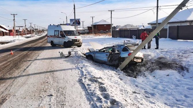 В Иркутской области «Субару» врезалась в столб, водитель погиб