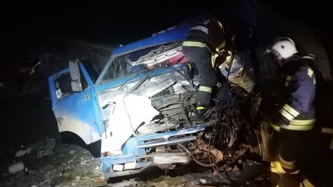 Два КамАЗа столкнулись в Воронежской области, один из водителей погиб