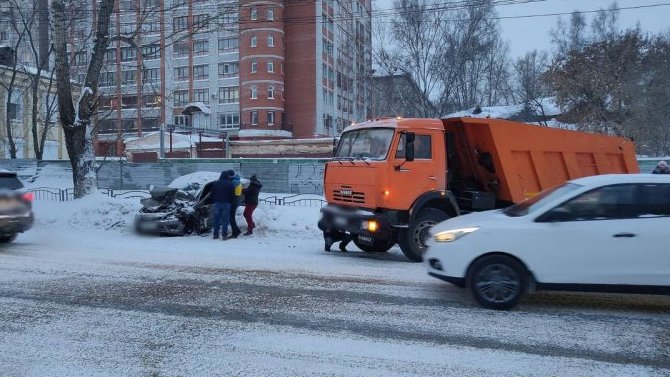 В Томске выехавший на «встречку» КамАЗ столкнулся с «Ладой», один человек пострадал