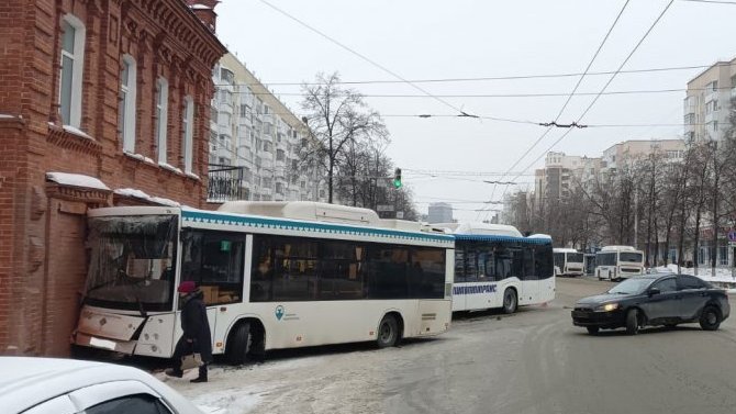В Уфе в ДТП с двумя пассажирскими автобусами пострадали 8 человек