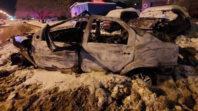 В Омске после ДТП с двумя иномарками и автобусом одна из машин сгорела, водитель погиб
