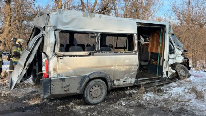 Маршрутка и КамАЗ столкнулись в Волгограде, погибли три пассажира, в том числе ребенок