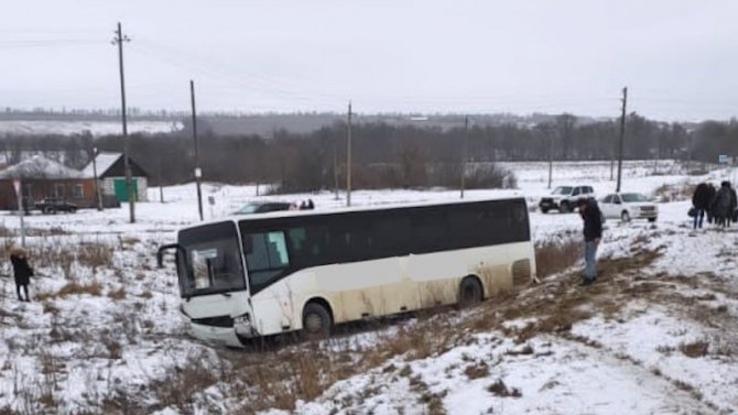Рейсовый автобус с 23 пассажирами съехал в кювет в Воронежской области