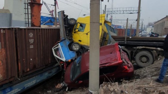 Во Владивостоке грузовик снес три автомобиля и врезался в поезд
