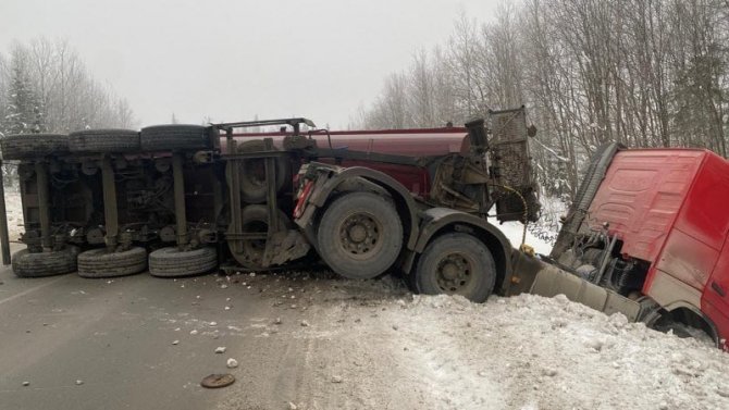 В Пермском крае в ДТП с участием грузовика и микроавтобуса погибли 4 человека