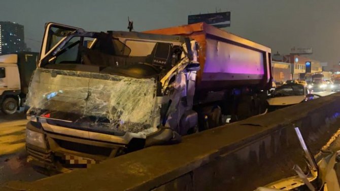 В массовом ДТП на МКАД погиб водитель грузовика