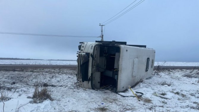 В Ленинградской области опрокинулся автобус, пострадали три пассажирки