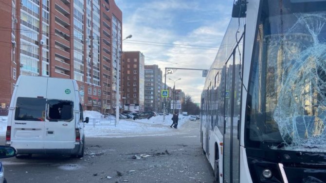 В Уфе столкнулись автобус и маршрутка, пострадал пассажир
