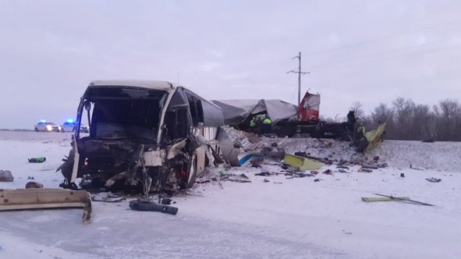 В ДТП с участием рейсового автобуса и грузовиков в Волгоградской области пострадали 9 человек, в том числе ребенок