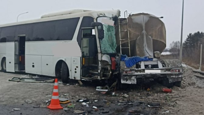 В Новокузнецке в ДТП с участием автобуса, грузовика и легкового автомобиля погибли 2 человека, пострадали четверо