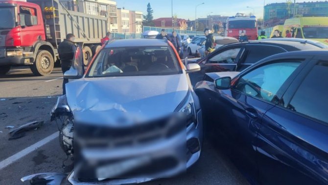 В Сочи столкнулись 10 машин, один человек погиб, один пострадал
