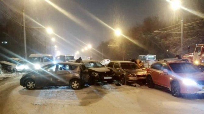 Шесть автомобилей и маршрутка стали участниками массового ДТП в Иркутске