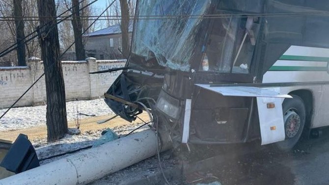В Воронеже ехавший на ремонт автобус врезался в столб