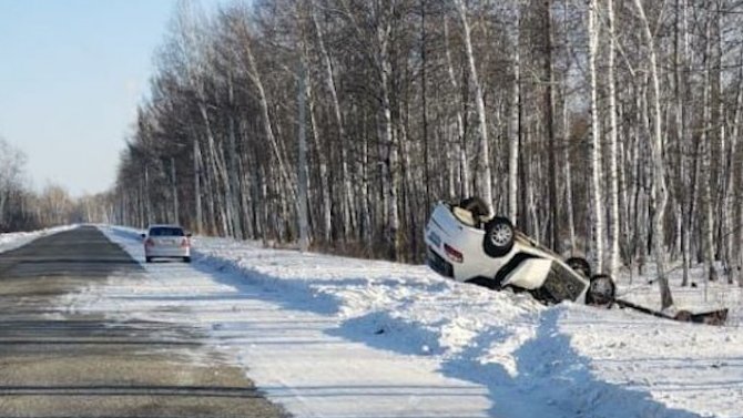 В Хабаровском крае «Тойота» перевернулась, съехав в кювет, водитель погиб
