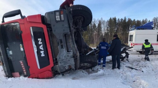 В Иркутской области в ДТП с участием «Мазды» и самосвала пострадал водитель легкового автомобиля