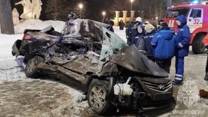 В Нижнем Новгороде столкнулись легковой автомобиль и грузовик, погибли 4 человека