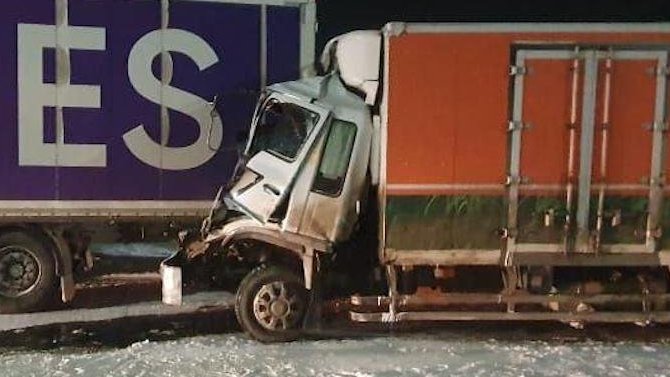 На трассе «Сибирь» грузовик врезался в стоящую фуру, водитель погиб
