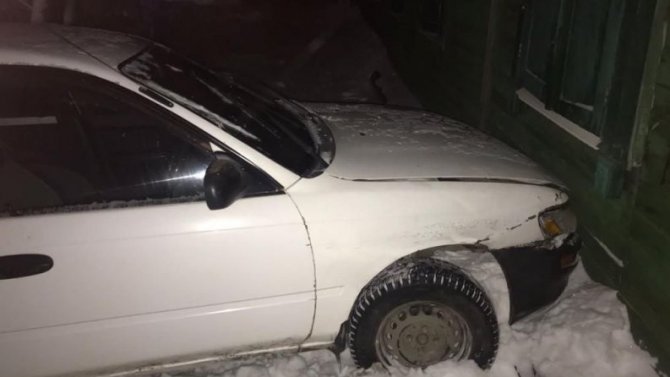 В Омске «Тойота» врезалась в дом, пострадала автомобилистка