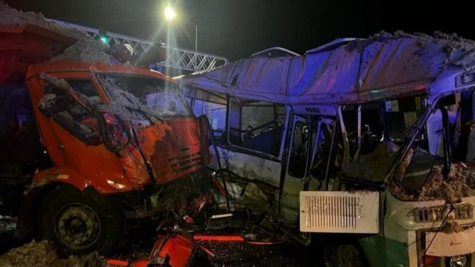 На Кубани грузовик столкнулся с пассажирским автобусом, один человек погиб, есть пострадавшие