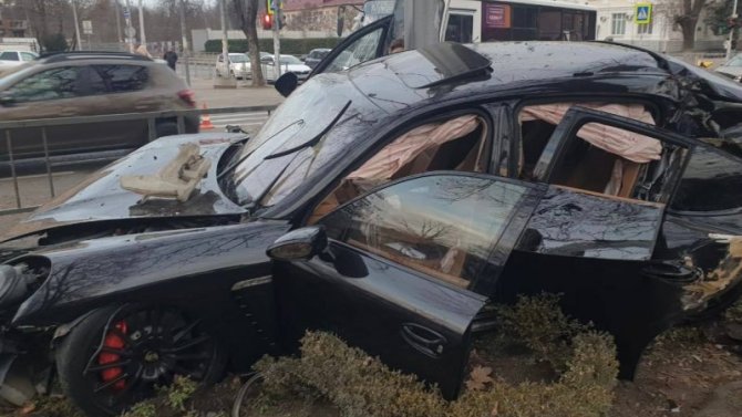 В Краснодаре «Порш» на перекрестке столкнулся с ВАЗом, пострадали оба водителя
