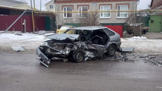 В Воронеже столкнулись три автомобиля, пострадали автомобилистка и двое детей
