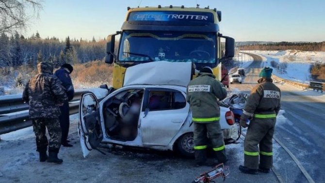 В Красноярском крае столкнулись легковой автомобиль и большегруз, погибли 4 человека