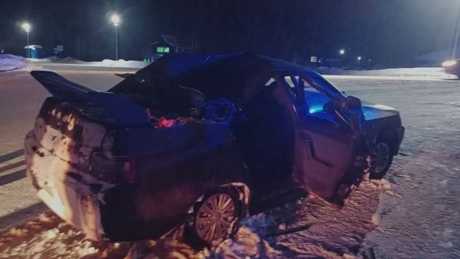 В Томской области бетонная опора новогодней растяжки рухнула на легковой автомобиль, есть пострадавший