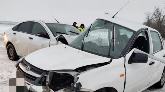На Ставрополье в ДТП с тремя машинами на зимней трассе пострадали три человека