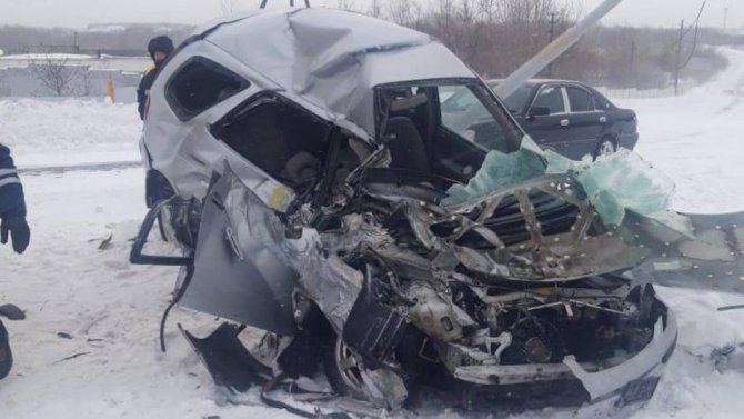 На Сахалине «Тойота» столкнулась с КамАЗом, один человек погиб